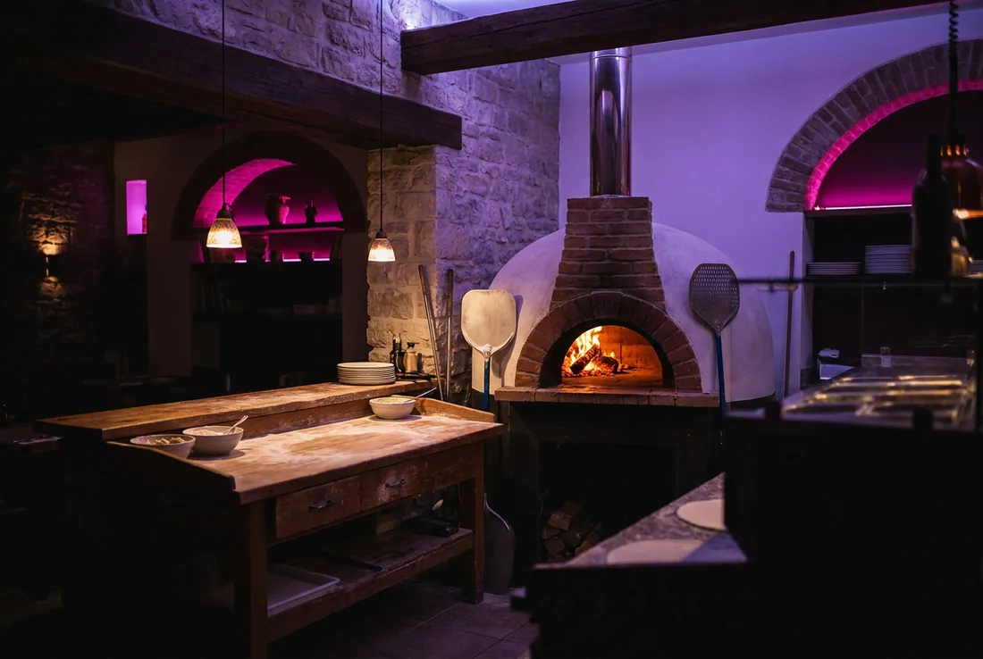 Forno a legna di una pizzeria con banco di lavoro
