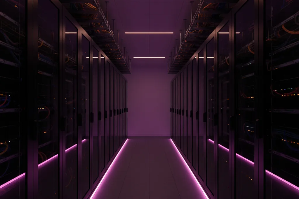 Sala server con rack e cavi ordinati
