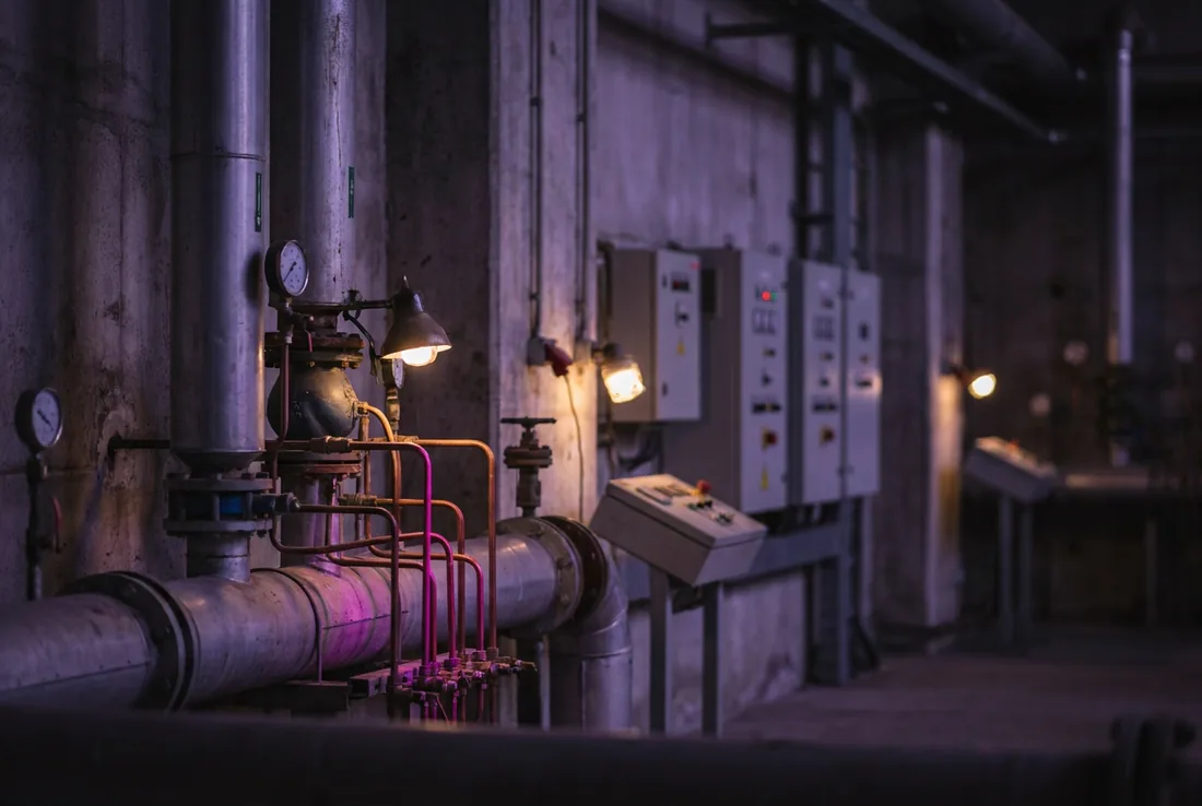 Cabina di distribuzione del gas con quadri e tubazioni